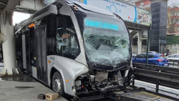 Avcılar’da durakta bekleyen metrobüse başka bir metrobüs çarptı