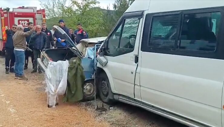 Adana’da otomobil ile minibüs çarpıştı, 5 kişi hayatını kaybetti, 10 kişi yaralandı