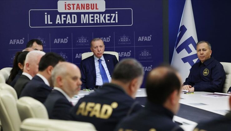 Cumhurbaşkanı Erdoğan, İstanbul AFAD’daki kriz merkezinde depreme ilişkin brifing aldı