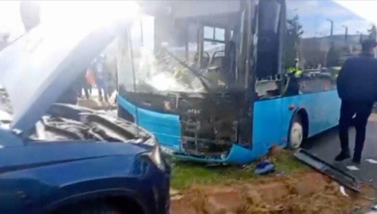 Sivas’ta halk otobüsü ile otomobilin çarpıştığı kaza anı araç kamerasında