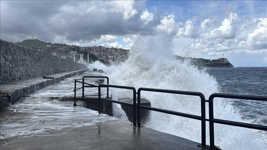 Zonguldak’ta rüzgar nedeniyle dalgalar mendireği aştı