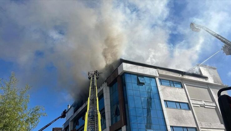 Esenyurt’ta tekstil atölyesinde çıkan yangına itfaiye müdahale ediyor