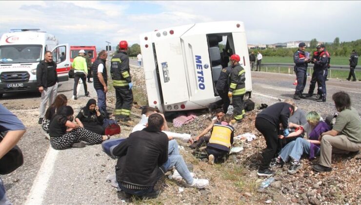 Konya’da yolcu otobüsü devrildi, 13 kişi yaralandı