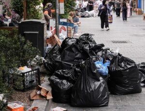 İzmir’de işçilerin greve gitmesiyle cadde ve sokaklarda çöp yığınları oluştu