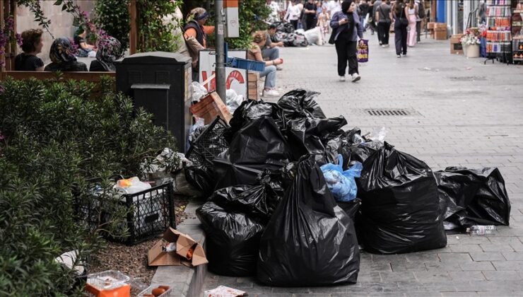 İzmir’de işçilerin greve gitmesiyle cadde ve sokaklarda çöp yığınları oluştu