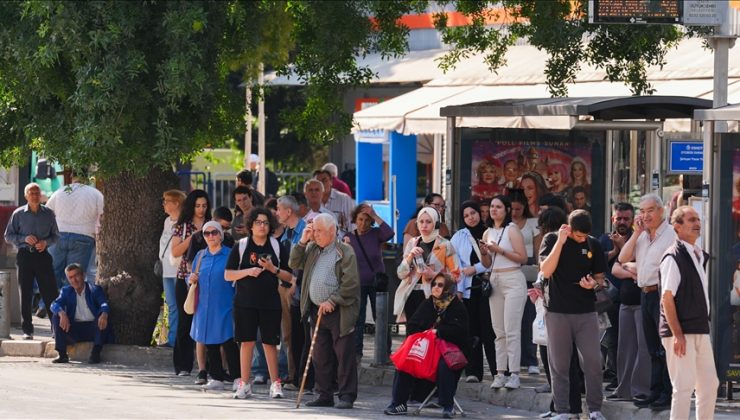 İzmir’de Büyükşehir Belediyesi iştiraklerindeki işçilerin grevi nedeniyle hizmetlerde aksamalar yaşanıyor