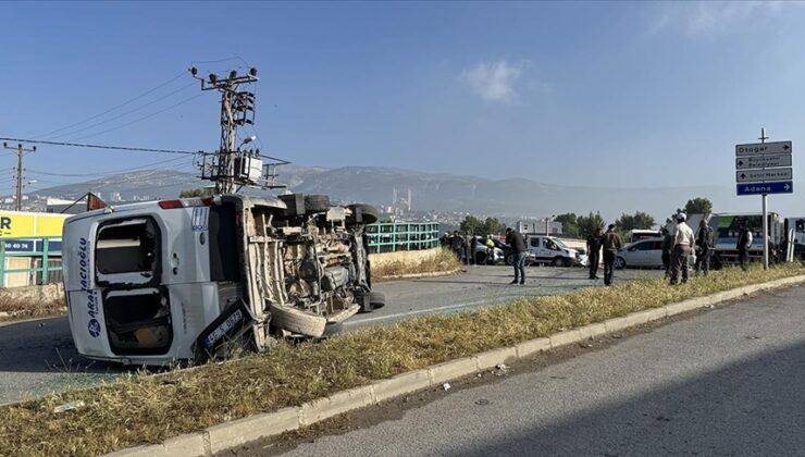 Kahramanmaraş’ta işçi servisi ile otomobilin çarpıştığı kazada 12 kişi yaralandı