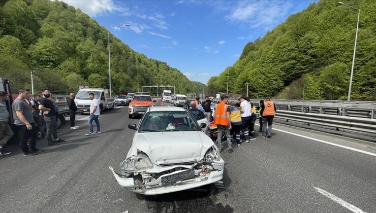 Anadolu Otoyolu’nda otomobil ile oto kurtarıcısının karıştığı kazada 3 kişi yaralandı