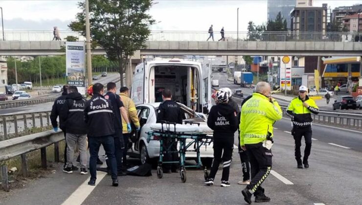 İstanbul’da otomobilin otobüse ve refüje çarptığı kazada 1 kişi öldü, 4 kişi yaralandı