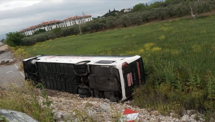 Manisa’da yolcu otobüsünün devrildiği kazada 16 kişi yaralandı