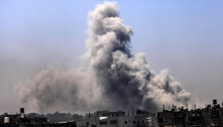 İsrail’in Gazze’de yerinden edilenlerin sığındığı okulu bombalaması sonucu 15 kişi hayatını kaybetti