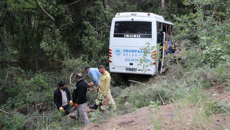 Eskişehir’de tırmanma yarışı görevlilerini taşıyan midibüsün yoldan çıkması sonucu 28 kişi yaralandı