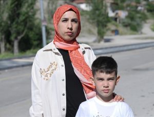 Ankara’da çocuklarını okula götürürken sahipsiz köpeklerin saldırısına uğrayan anne yaşadıklarını anlattı