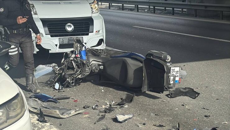 Başakşehir’de motosikletlinin adeta ölümden döndüğü kaza anı kamerada