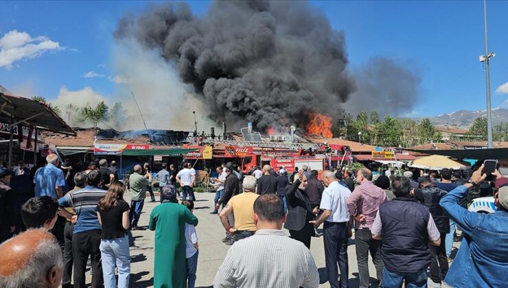 Erzincan’da sıralı dükkanların çatısında çıkan yangına müdahale ediliyor