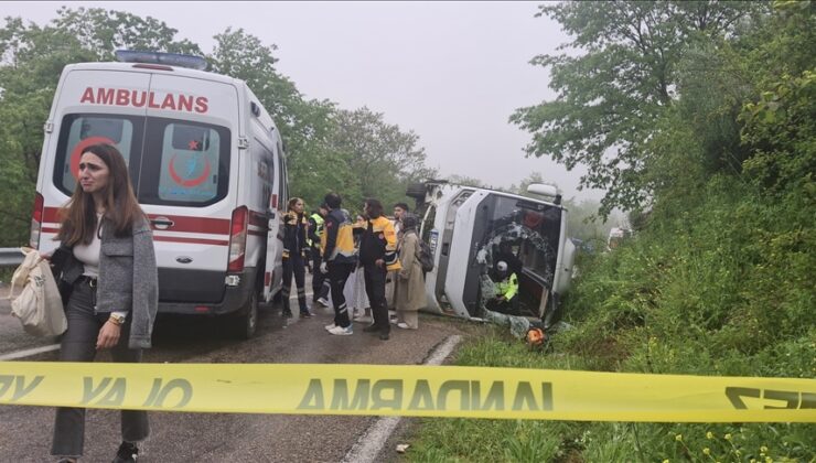 Sinop’ta öğrencileri taşıyan otobüs ile otomobilin çarpışması sonucu 18 kişi yaralandı