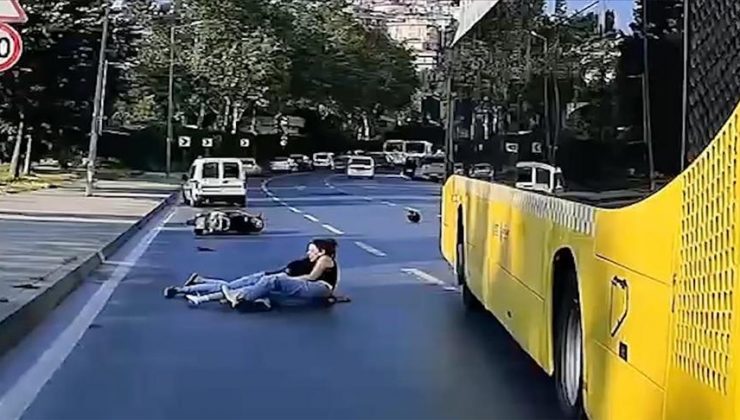 Eyüpsultan’da İETT otobüsünün üzerinde 3 kişi bulunan motosiklete çarpması kamerada