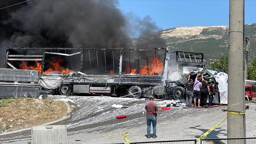 Sakarya’da 3 tırın karıştığı kazada 1 kişi öldü, 2 kişi yaralandı
