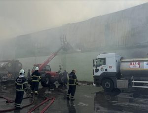Adana’da geri dönüşüm tesisinde çıkan yangın kontrol altına alındı