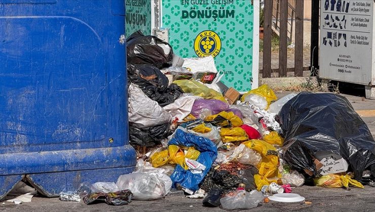 İzmir Buca’da işçilerin grevi nedeniyle oluşan çöp yığınları tepkilere neden oluyor