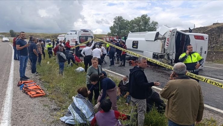 Yozgat’ta cenaze töreninden dönenleri taşıyan midibüs devrildi: 2 kişi öldü, 15 kişi yaralandı