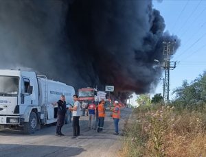 Bursa’da plastik fabrikasında çıkan yangına müdahale ediliyor