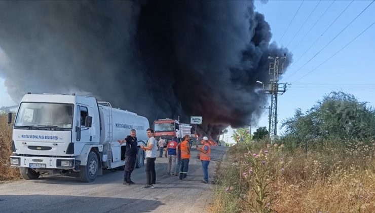 Bursa’da plastik fabrikasında çıkan yangına müdahale ediliyor