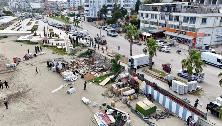 Adana’da Karataş sahil şeridindeki kaçak yapılar yıkılıyor