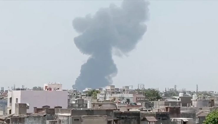 Hindistan’ın Gucerat eyaletinde 242 kişiyi taşıyan yolcu uçağı düştü