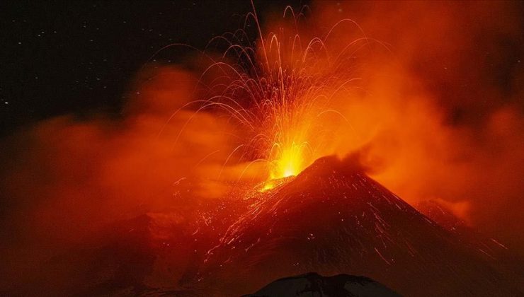 İtalya’da Etna Yanardağı güçlü şekilde kül ve lav püskürttü