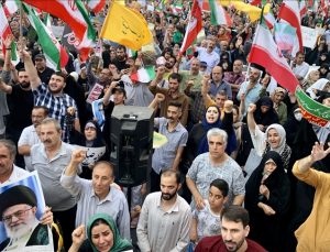 İranlılar, Tahran’daki İnkılap Meydanı’nda ateşkes sonrası “ABD ve İsrail’e karşı zafer” kutlaması yaptı