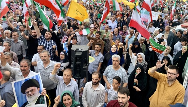 İranlılar, Tahran’daki İnkılap Meydanı’nda ateşkes sonrası “ABD ve İsrail’e karşı zafer” kutlaması yaptı