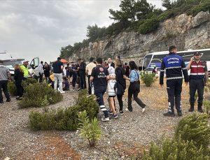 Bodrum’da servis minibüsü ile otomobilin çarpıştığı kazada 16 kişi yaralandı
