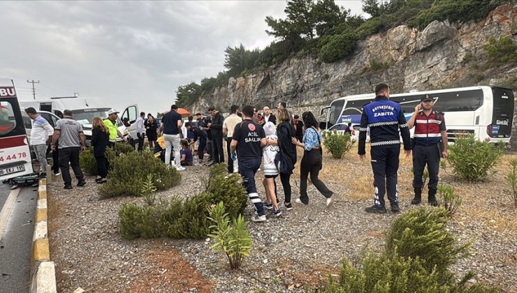Bodrum’da servis minibüsü ile otomobilin çarpıştığı kazada 16 kişi yaralandı