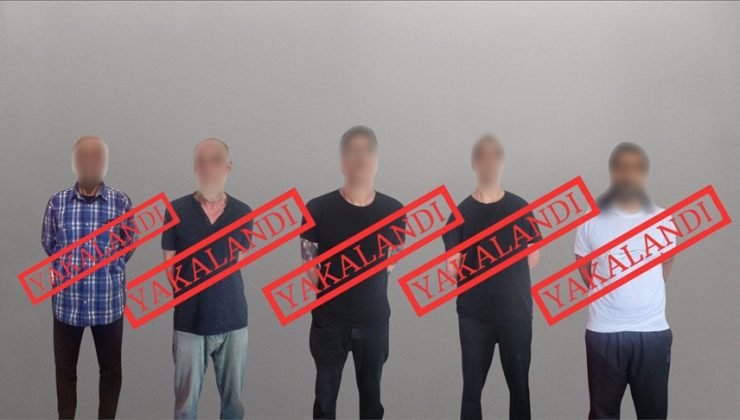 Kırmızı bültenle aranan 5 kişi yakalanarak Türkiye’ye getirildi