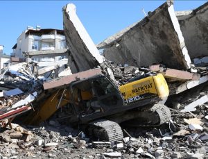 Hatay’da ağır hasarlı bina yıkım sırasında iş makinesinin üzerine çöktü