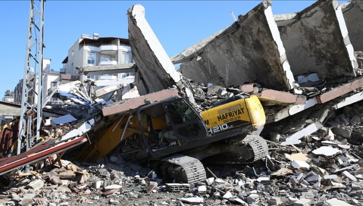 Hatay’da ağır hasarlı bina yıkım sırasında iş makinesinin üzerine çöktü