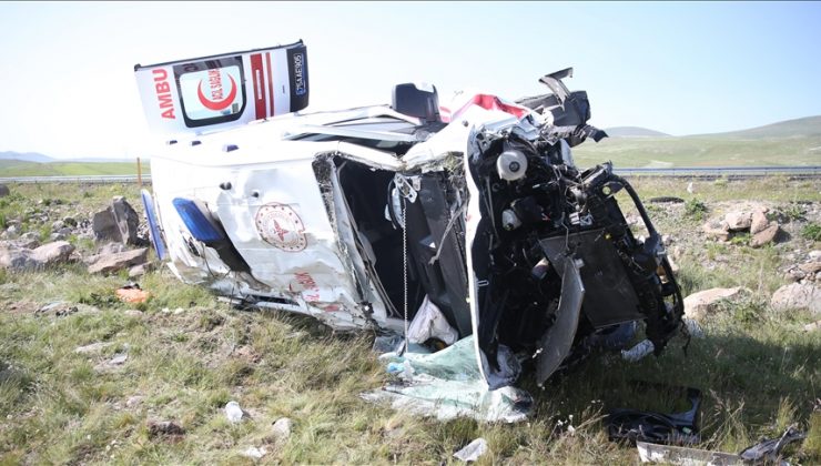 Kars’ta ambulans şarampole devrildi, 4 sağlıkçı yaralandı