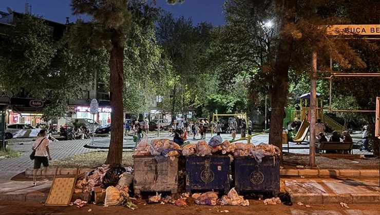 İzmir Buca’da belediye işçilerinin grevi nedeniyle çöp yığınları oluştu