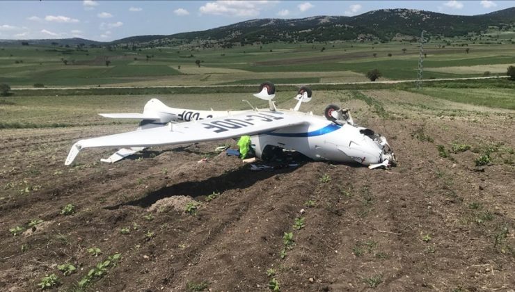 Bilecik’te tarlaya zorunlu iniş yapan eğitim uçağı ters döndü