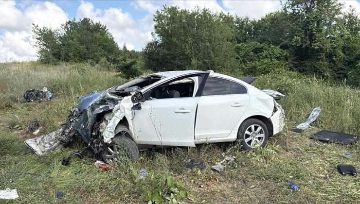 Kuzey Marmara Otoyolu’nun Kocaeli kesiminde şarampole devrilen araçtaki 8 kişi yaralandı