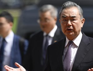 Çin Dışişleri Bakanı Vang: ABD, anlaşmazlıkların müzakere yerine güç yoluyla çözülebileceğine dair yanlış mesaj veriyor
