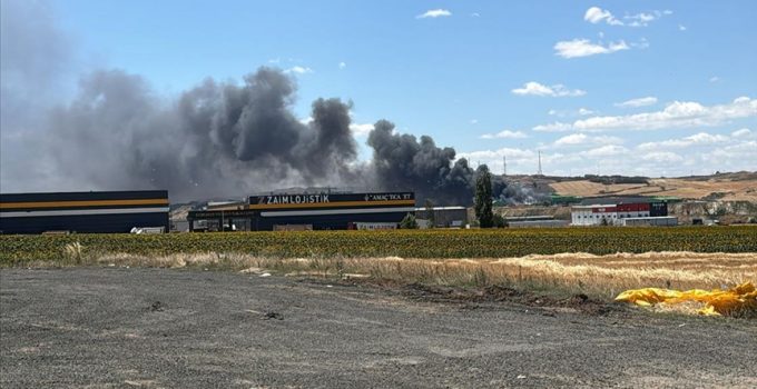 Tekirdağ’da geri dönüşüm tesisinde çıkan yangın söndürüldü