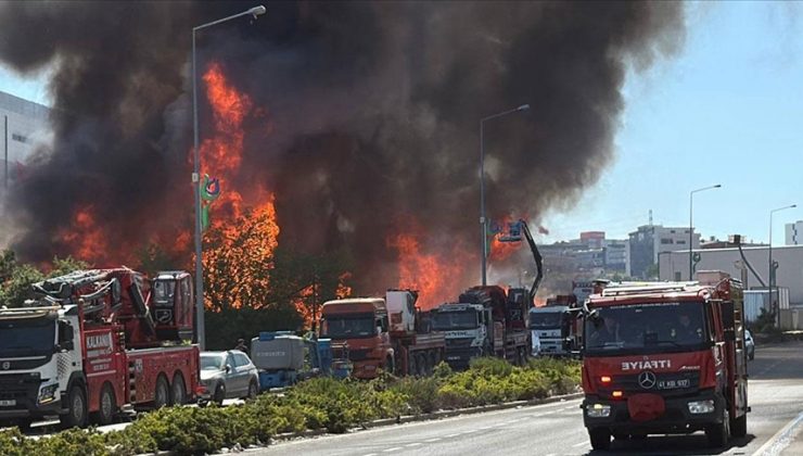 Kocaeli’de palet fabrikasında çıkan yangına müdahale ediliyor