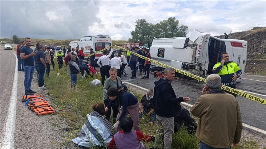 Yozgat’ta cenaze töreninden dönenleri taşıyan midibüs devrildi: 2 kişi öldü, 15 kişi yaralandı