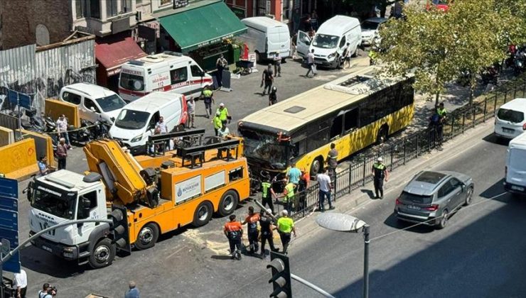 Beyoğlu’nda 10 aracın karıştığı zincirleme trafik kazasında 5 kişi yaralandı