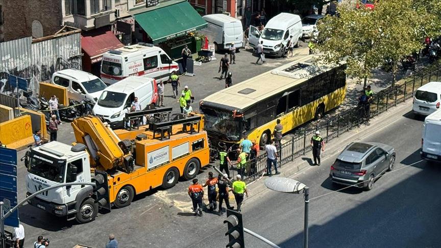 Beyoğlu’nda 10 aracın karıştığı zincirleme trafik kazasında 5 kişi yaralandı