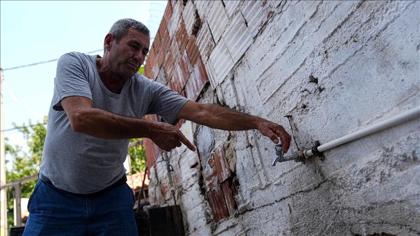 İzmir’de günlerdir suları kesik olan mahalle sakinleri kalıcı çözüm bekliyor