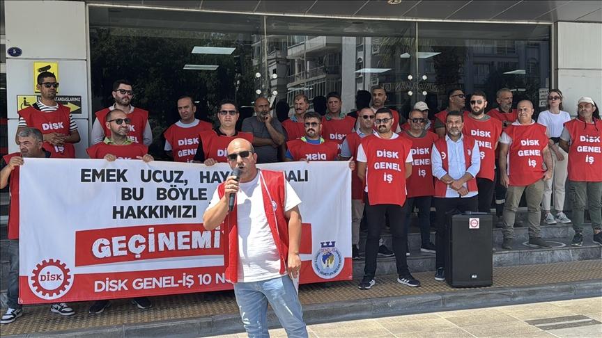 İzmir’de Karşıyaka Belediyesi işçileri maaşlarını alamadıkları gerekçesiyle eylem yaptı