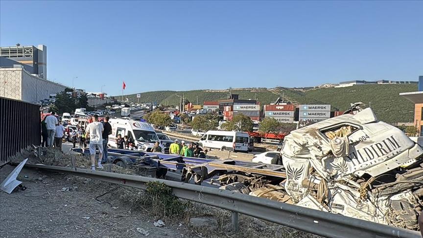Kocaeli’de zincirleme trafik kazasında 5 kişi öldü, 1 kişi yaralandı